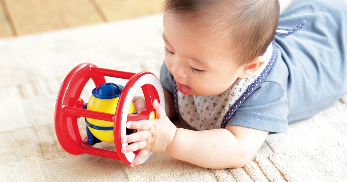 Q A 赤ちゃんの成長と遊具 心の発達を促す共感する心 ボーネルンド オンラインショップ 世界中の知育玩具など あそび道具がたくさん 0歳からのお子様へのプレゼントにも